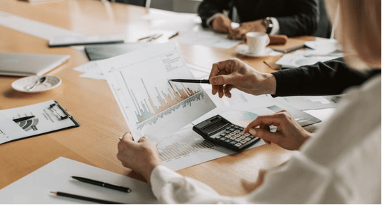 Sesión de dirección técnica para planificar la modernización de un software heredado